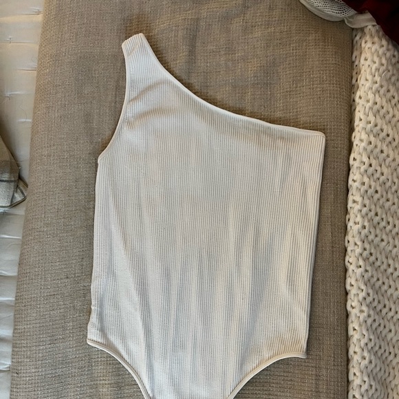 White ribbed one shoulder bodysuit - Picture 3 of 4